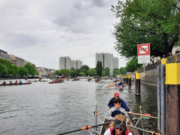 Berliner Innenstadt 2022 Ruderboote vor der Mhlendammschleuse
