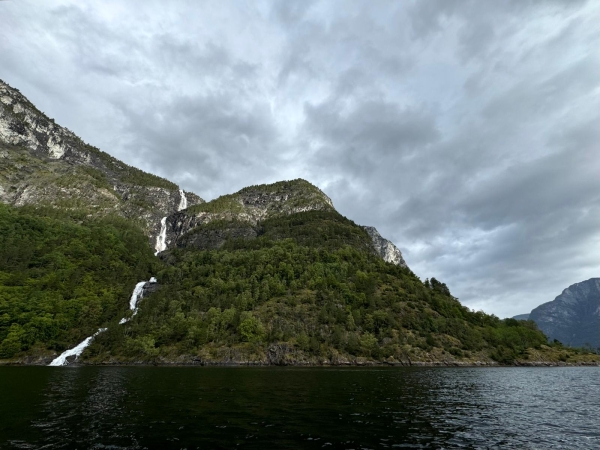 Fjord mit Wasserfall 2024