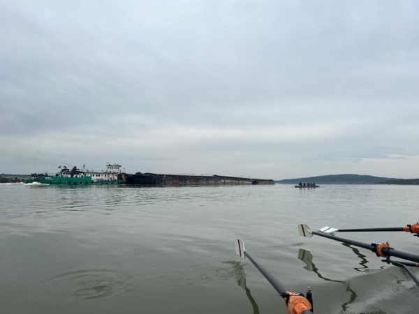 Ruderboote mit Frachter Donau 2023