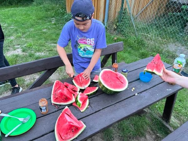 Timo mit groem Messer beim Melone schneiden Trebbel 2022